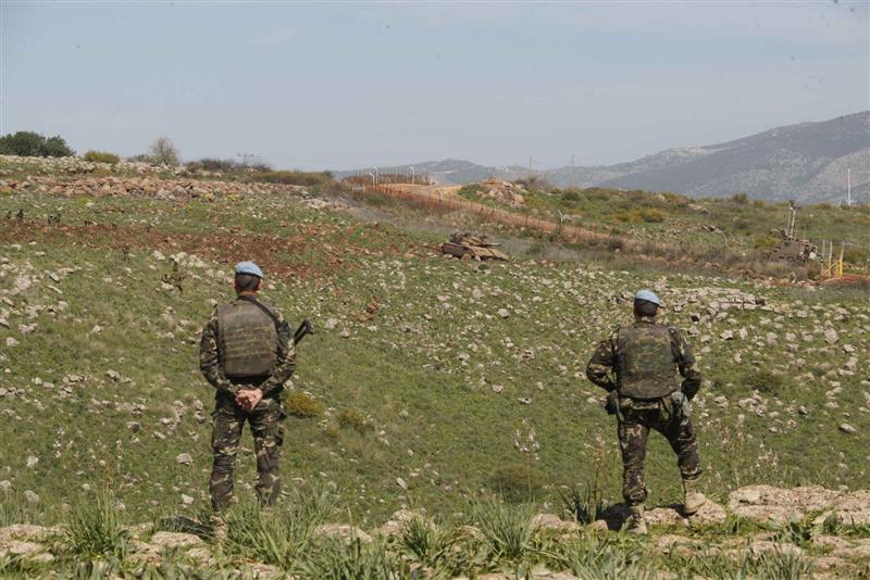 قوة دولية تراقب تحركات قوة مشاة اسرائيلية في الوزاني (طارق ابو حمدان)