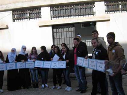 متطوّعو «جمعية دعم التلميذ» خلال الحملة (تصوير: حسين حديفة)