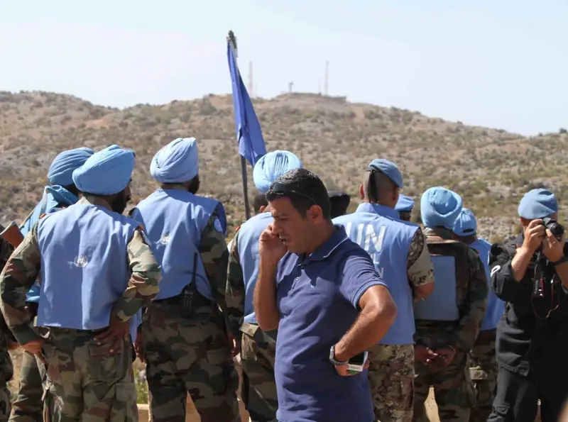  جنود اليونيفيل يراقبون موقع رويسات العلم حيث نفذ العدوعملية تمشيط
