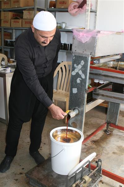 خلال تحويل عملية عصير العنب إلى دبس (شوقي الحاج)