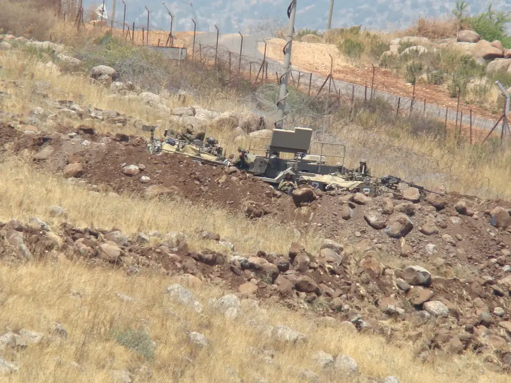  آلية عسكرية ودبابة ميركافا ترابط  على تلة تشرف على منتزهات الوزاني