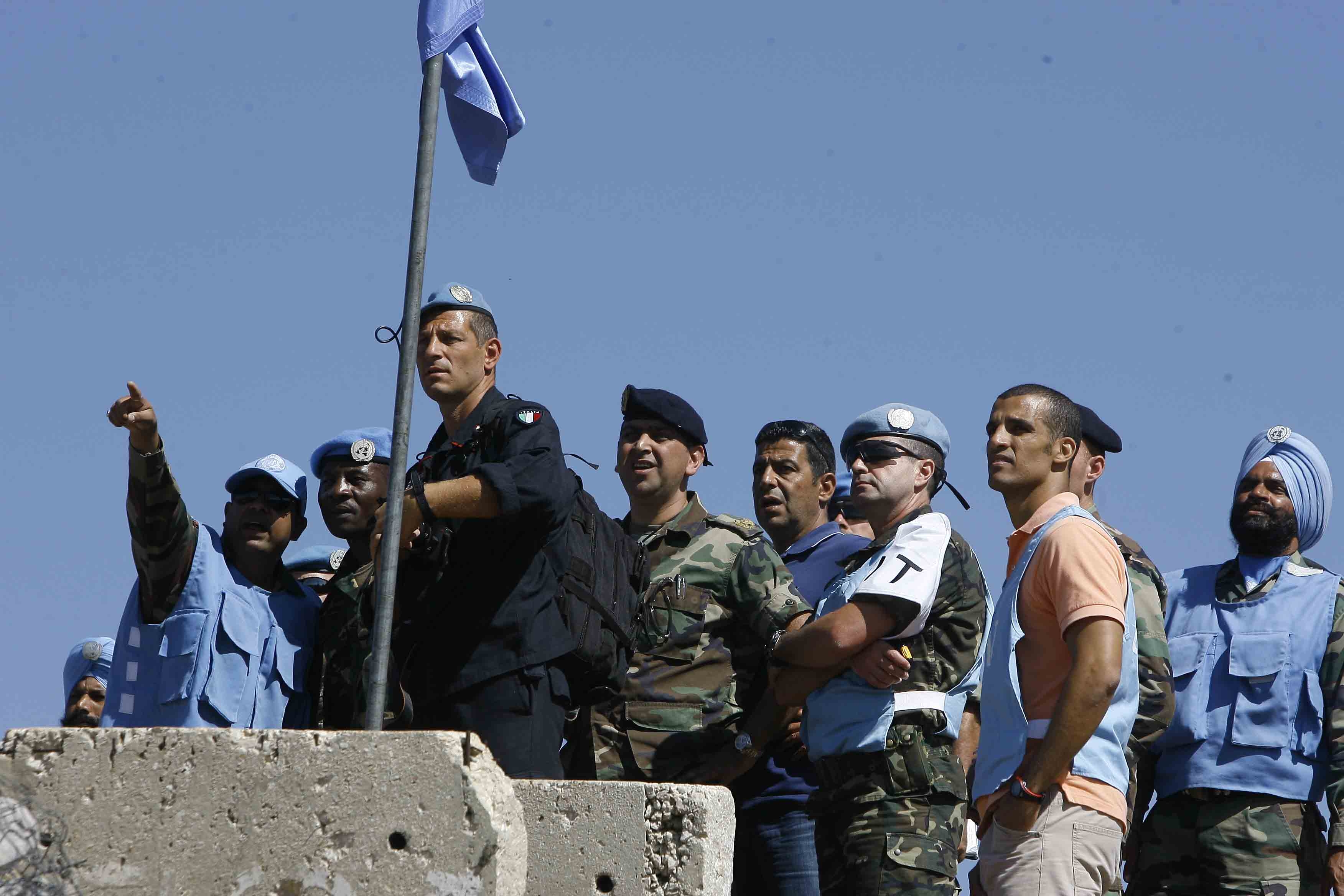  ضباط لبنانيون ودوليون يراقبون تحركات معادية في المزارع المحتلة