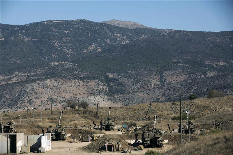 آليات للجيش الإسرائيلي قرب كريات شمونة على الحدود اللبنانية الفلسطينية أمس (رويترز)