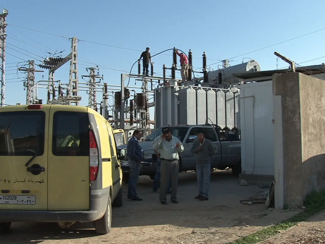 عمال شركة الكهرباء يصلحون العطل في محطة مرجعيون
