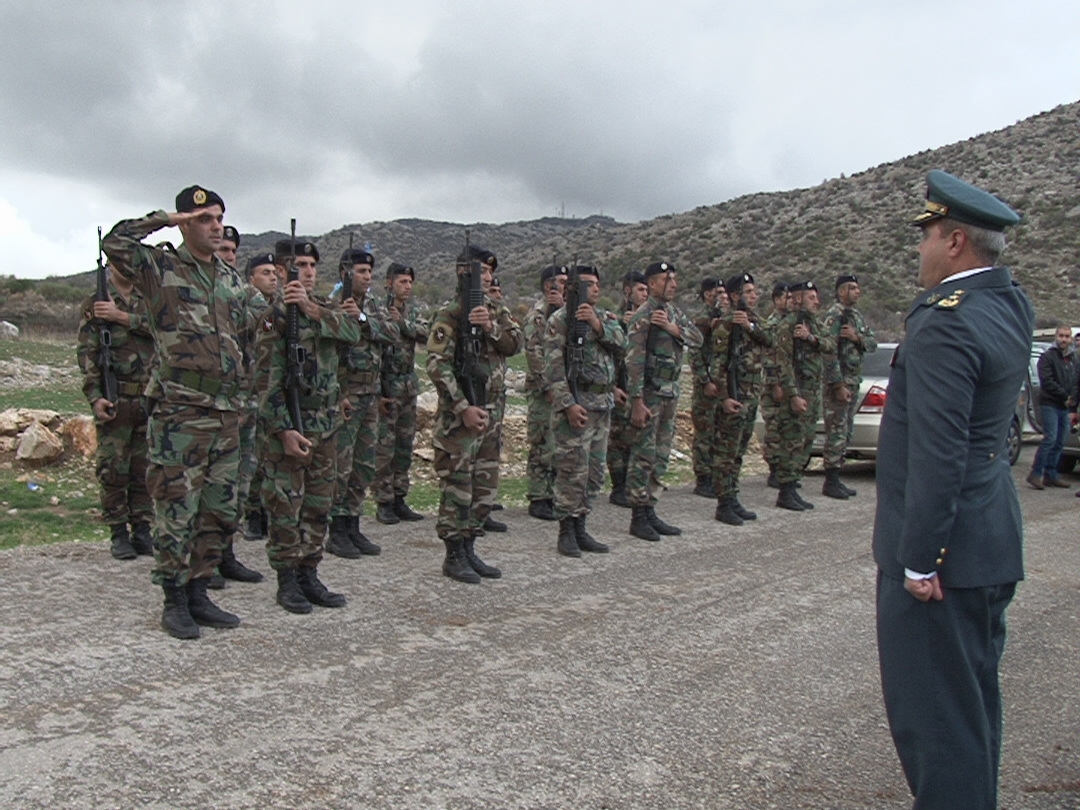 ثلة من عناصر اجيش تقدّم السلاح لممثل قائد الجيش