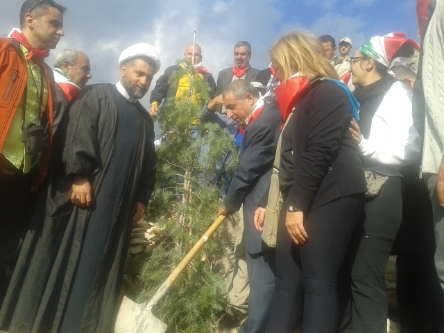 المشاركون يزرعون شجرة ارز عند موقع للجيش اللبناني دعما لصموده