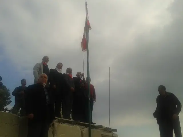 DSC029-النائب هشام ورئيس البلدية وعضو اتحاد بلديات جبل عامل يرفعون العلم اللبناني عند موقع للجيش.JPG