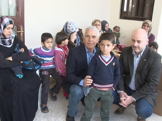 السفير تشومبا ومرقص اثناء تقديم المساعدات الانسانية للاطفال  السوريين