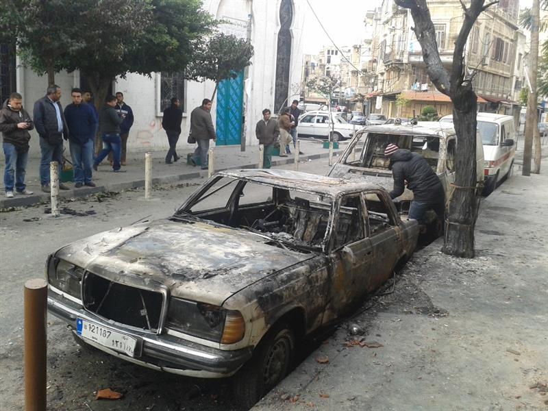سيارات محترقة قرب الجامع المنصوري الكبير (عمر ابراهيم)