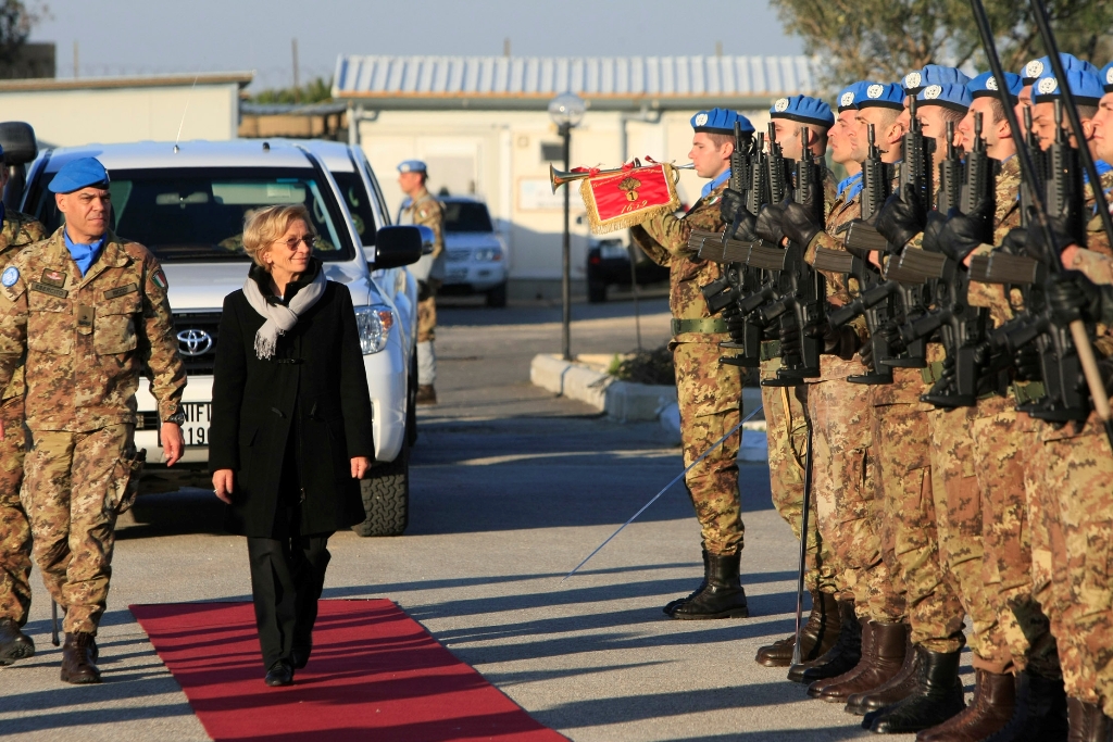 وزيرة خارجية ايطاليا تتفقد كتيبة بلادها في شمع‎