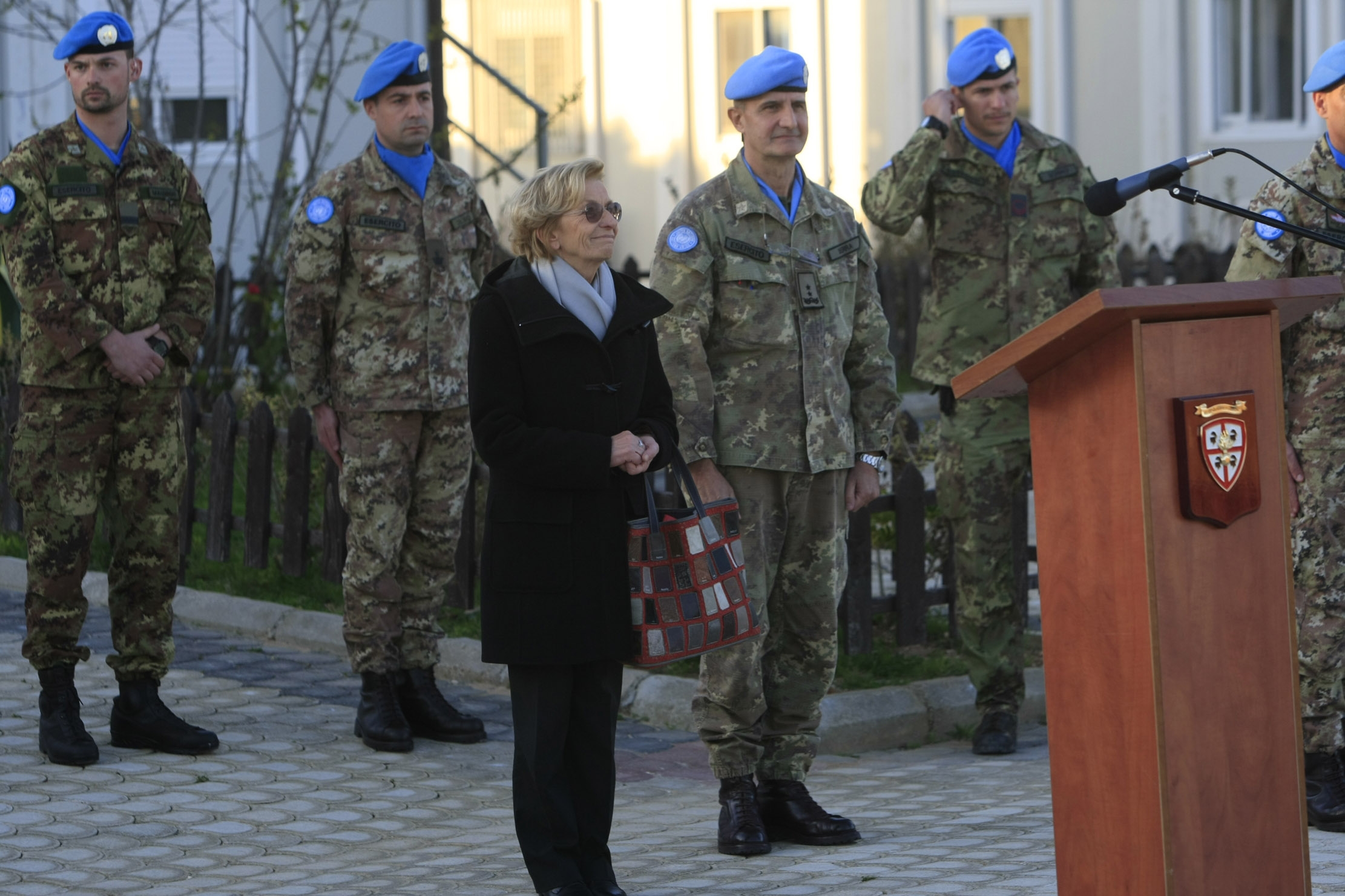 وزيرة خارجية ايطاليا تتفقد كتيبة بلادها في شمع‎