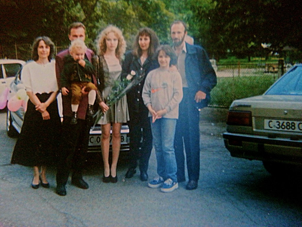 الصديقة المخلصة ميكاييلا في يوم مميز، مع أفراد العائلة، بعد التخرج من الثانويّة العامة. يعود تاريخ الصورة الى أكثر من عشر سنوات في القدم