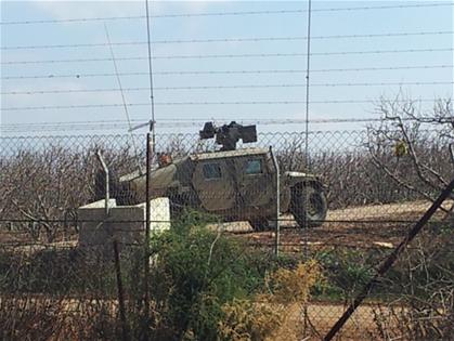 دورية لقوات الاحتلال الإسرائيلي تراقب المناطق اللبنانية من خلال كاميرا خلف الشريط الشائك