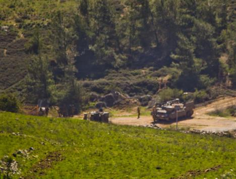 دورية مشاة اسرائيلية في الطرف الغربي لمزارع شبعا المحتلة (طارق ابو حمدان)
