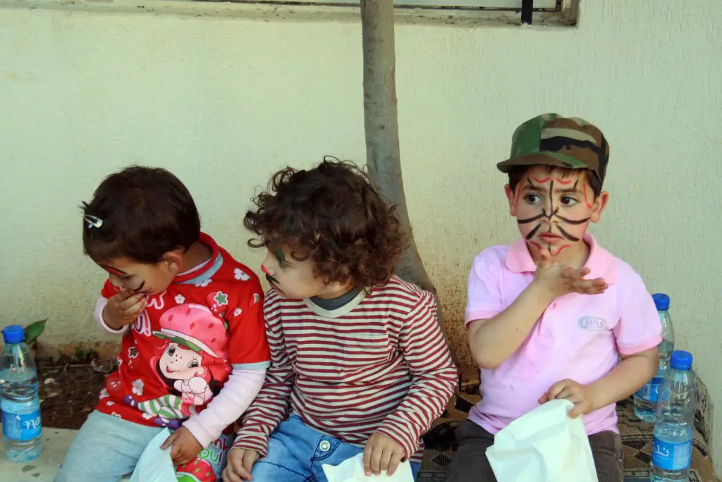 مهرجان وهدايا في حولا للترفيه عن الاطفال السوريين واللبنانيين