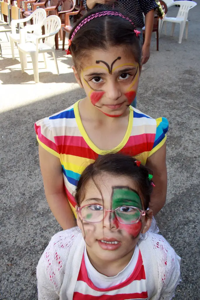 مهرجان وهدايا في حولا للترفيه عن الاطفال السوريين واللبنانيين