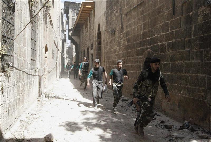 مسلحون يتجهون الى جبهة القتال مع القوات السورية في المدينة القديمة في حلب امس الاول (رويترز)