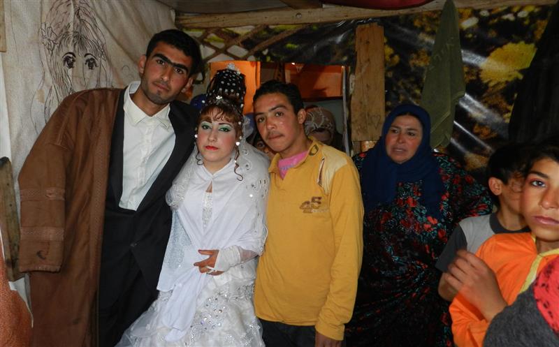 العروسان في خيمة الزوجية (طارق أبو حمدان)