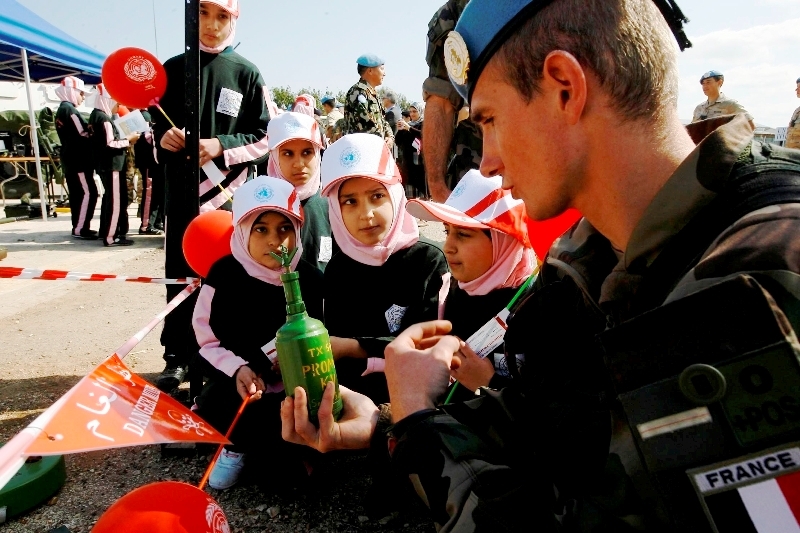 جندي فرنسي دولي من وحدة كشف الالغام خلال حملة التوعية