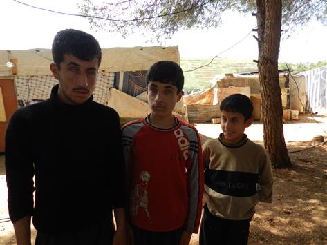 الأشقاء الثلاثة النازحون في مخيم مرجعيون (طارق أبو حمدان)