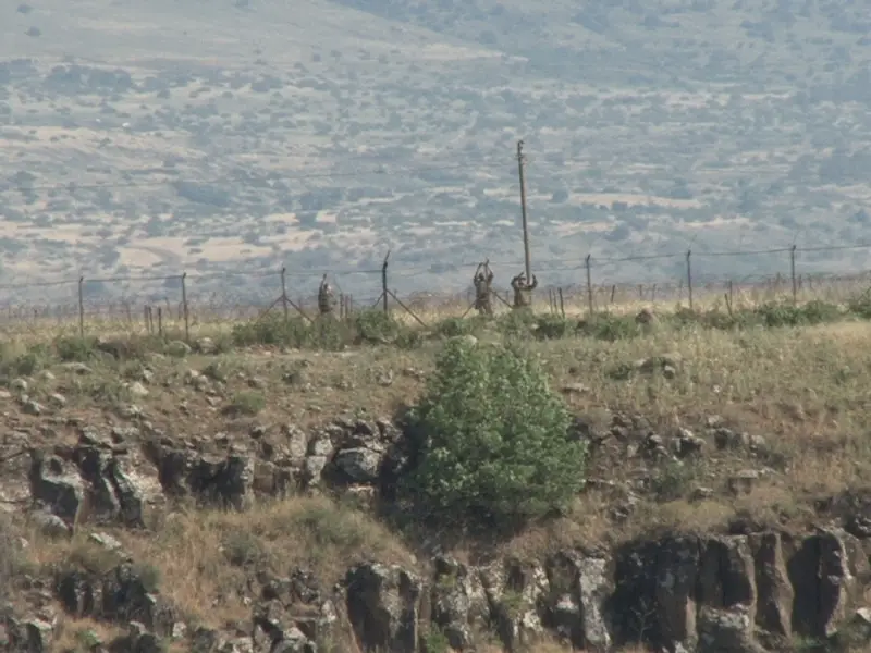 جنود العدو يراقبون الحركة على منتوهات الوزاني من سياج الغجر