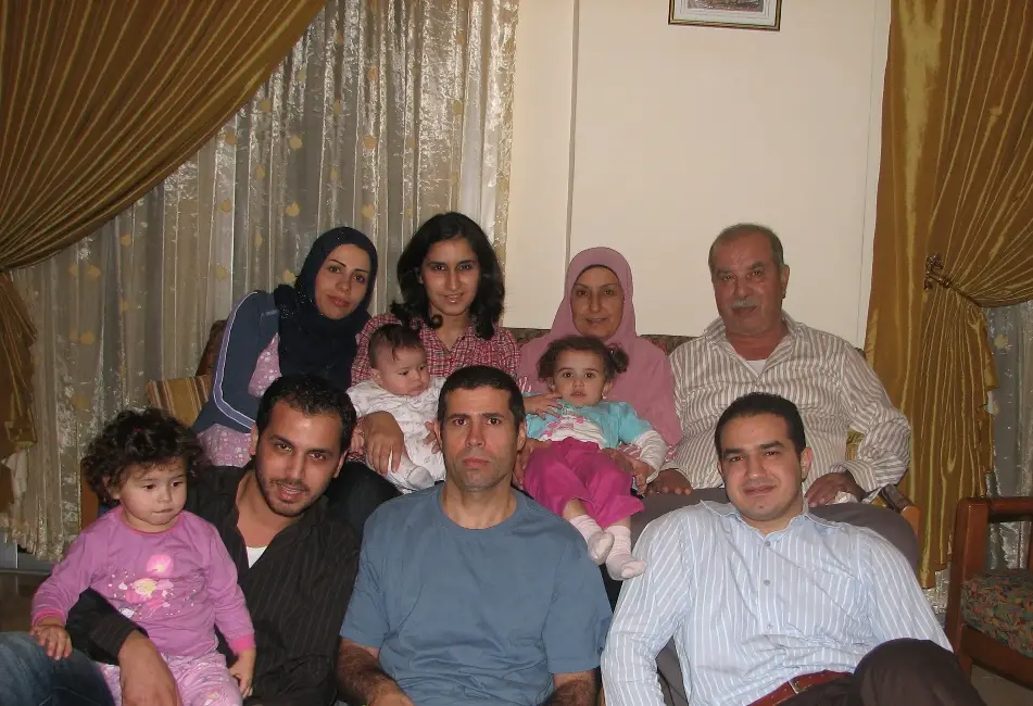 الأستاذ حسين وهبي مع العائلة