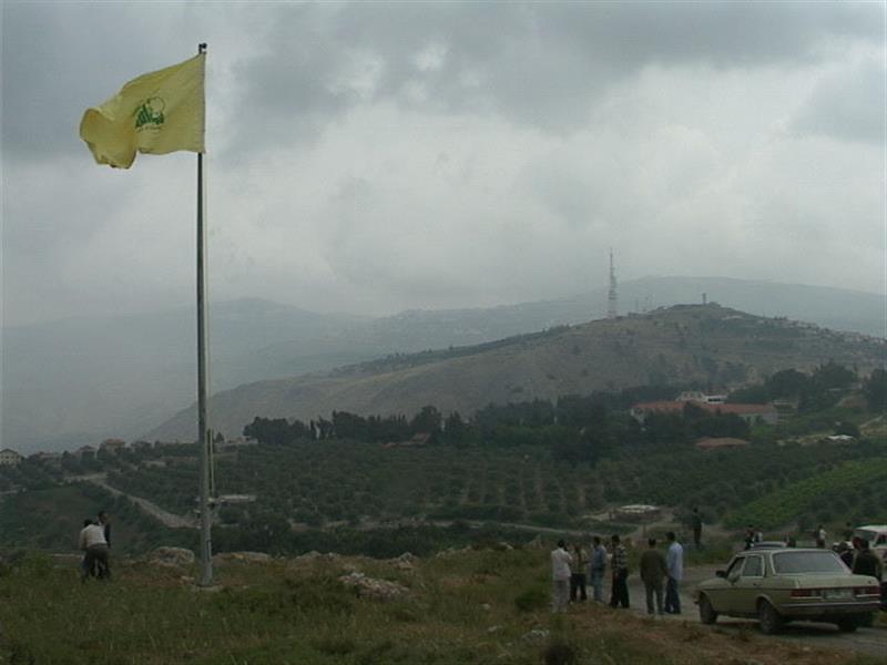 رفع راية حزب الله فوق تلة الحمامص