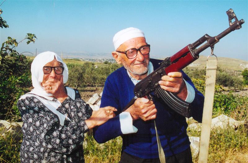 مسن يطلق الرصاص ابتهاجا بتحرير بلدته كفرحونة