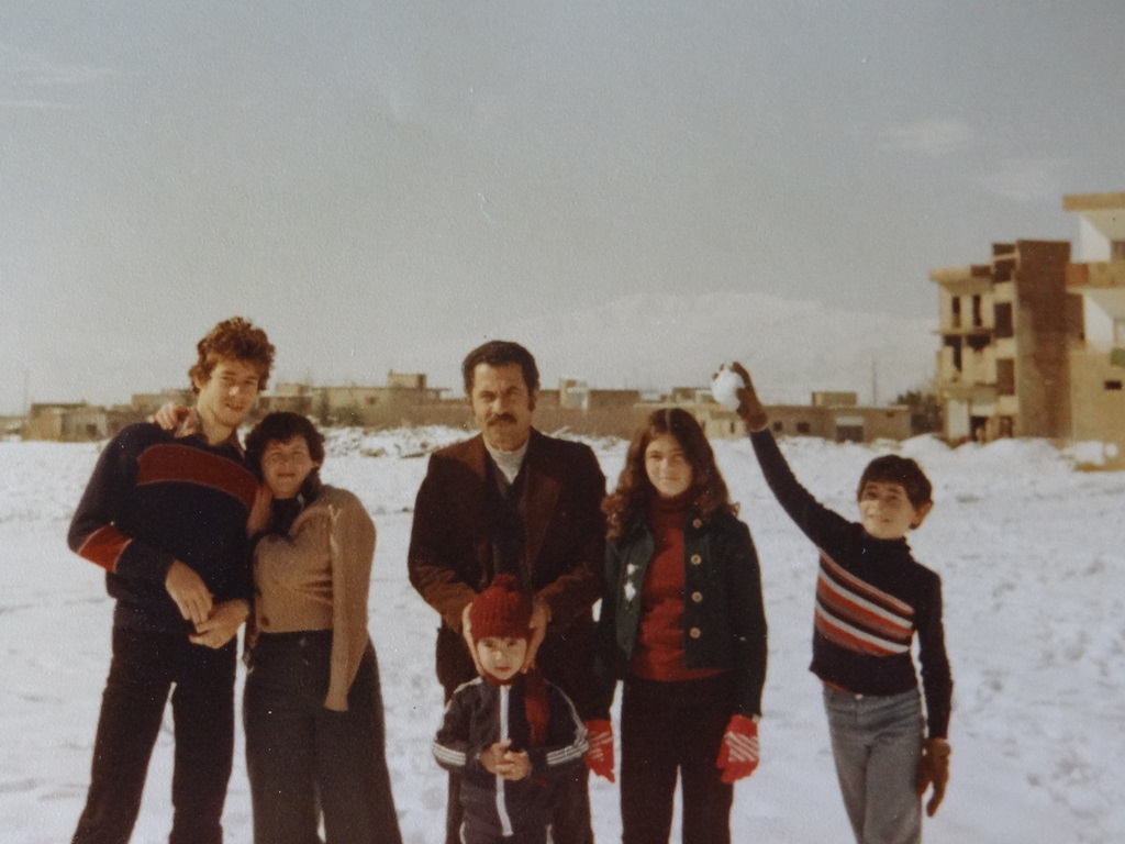 فايز أبو عباس مع العائلة - 1982