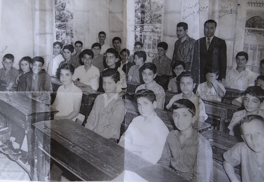 فايز أبو عبّاس..مع طلابه في الكلية العاملية - 1964