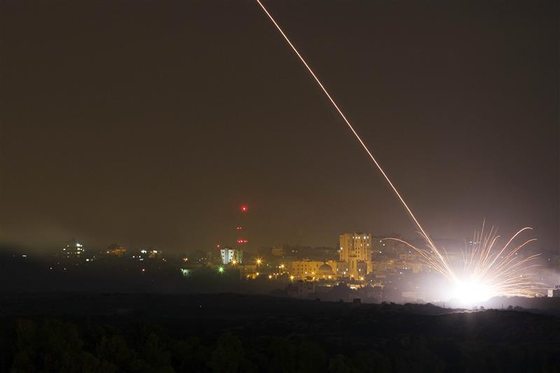 صاروخ اسرائيلي خلال سقوطه على غزة امس (رويترز)