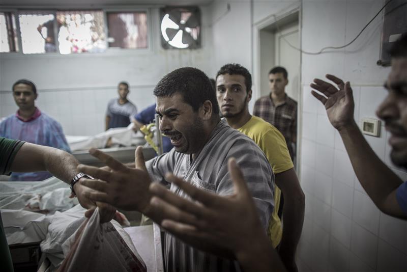 شاب من عائلة شحيبر يصرخ خلال رؤيته في مشرحة مستشفى الشفاء جثامين ثلاثة اطفال من العائلة استشهدوا في غارة اسرائيلية امس (ا ب ا)