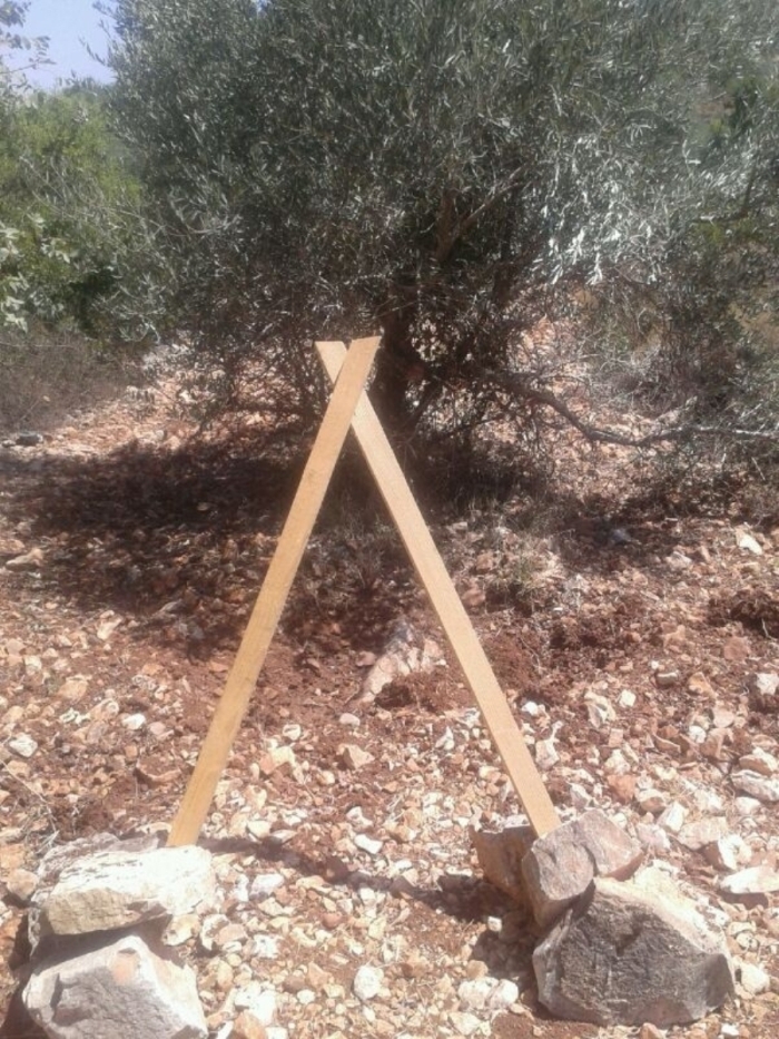 المنصة الخشبية البدائية التي عثر عليها الجيش في راشيا الفخار