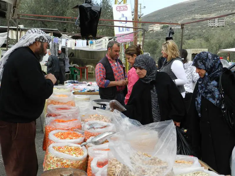 بسطة ونازحات في سوق الخان (طارق ابو حمدان)