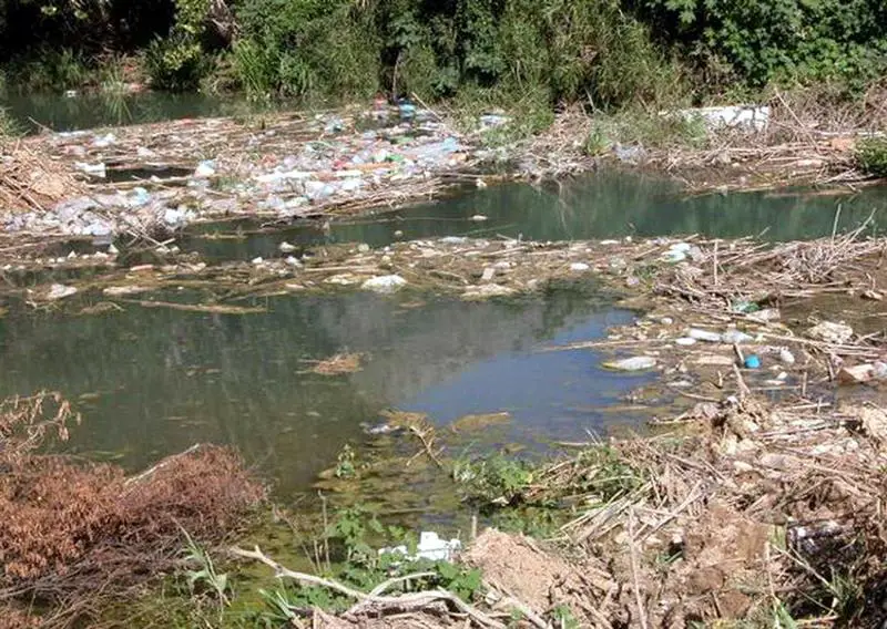 النفايات تسدّ مجرى نهر الليطاني (عدنان طباجة)