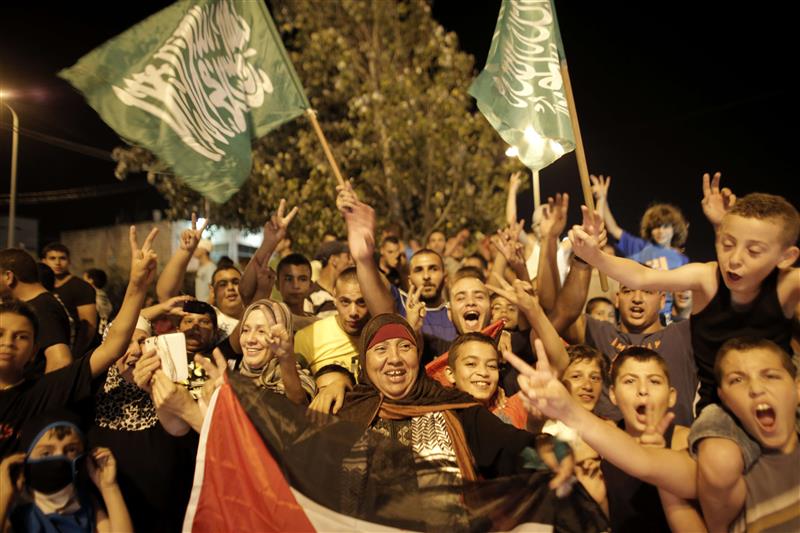 فلسطينيون يحتفلون بانتصار غزة على العدو الاسرائيلي في القدس الشرقية المحتلة امس (ا ف ب)