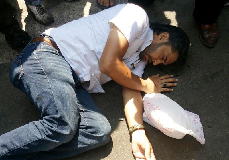 فواز بزي على الأرض بعد إطلاق النار عليه في التبانة (عمر إبراهيم)