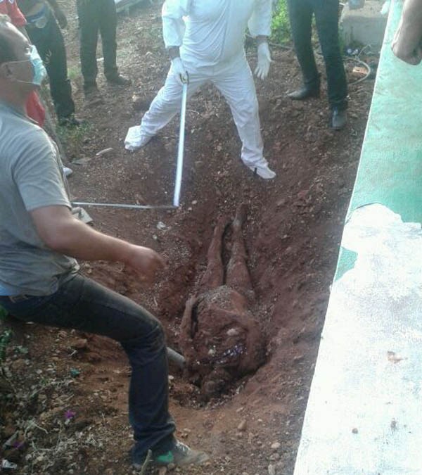 انتشال جثة سلام محمد (27 عاما) من المكان الذي دفنت فيه والتحقيق حول ملابسات قتلها ودفنها