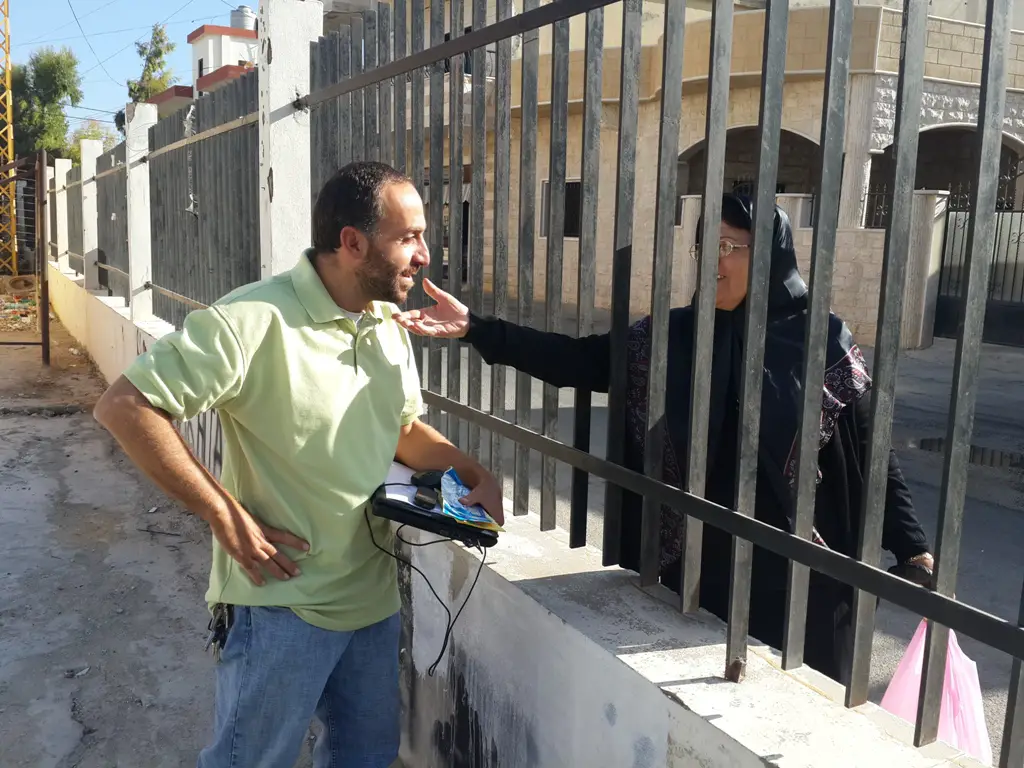 المهندس عماد عطوي، مدير مشروع الكهرباء في الخيام، حيث صودف مرور عمّته الحاجة أم فادي سويد