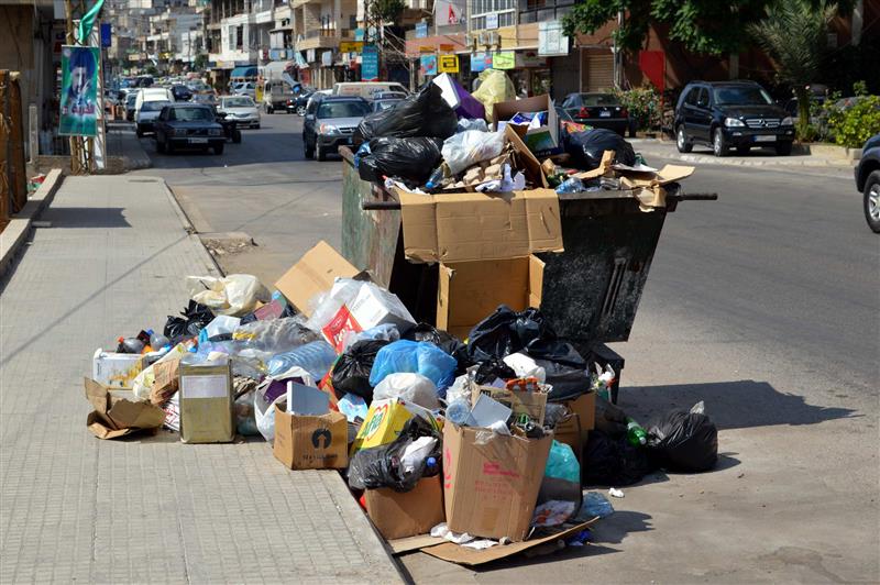 تحولت النفايات في شوارع النبطية إلى أكوام تعبث فيها الكلاب والقطط والقوارض (عدنان طباجة)