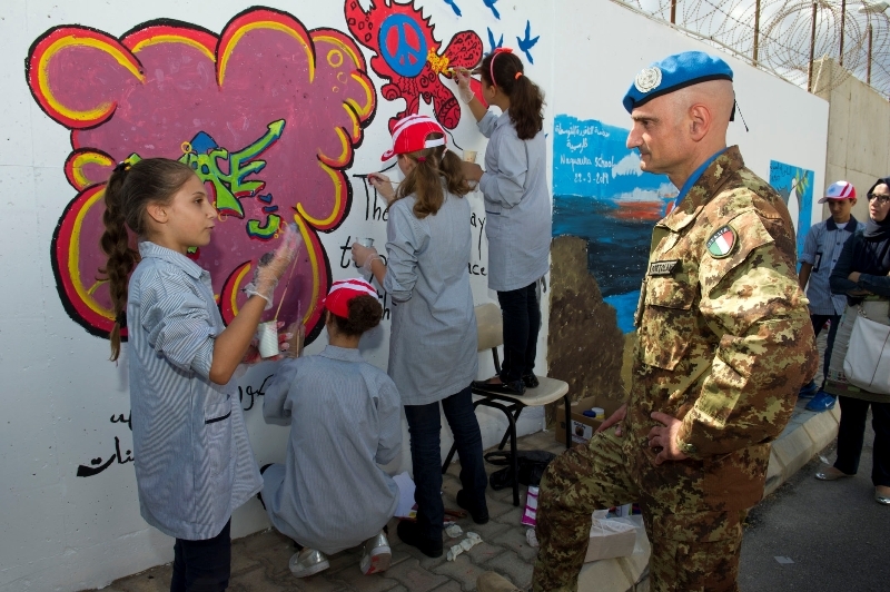 الجنرال بوتولانو  يتأمل طلابا يعبرون عن السلام بالرسم