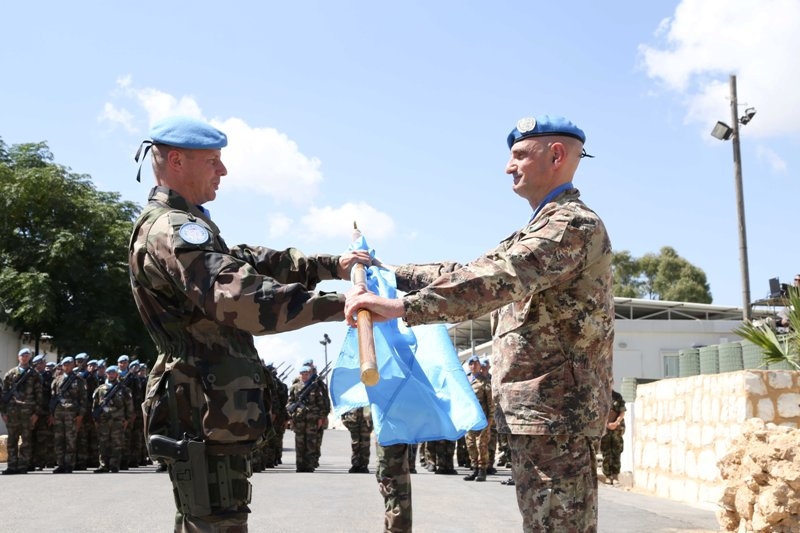 القائد العام لليونيفيل الجنرال بوتولانو يسلم علم الامم المتحدة 