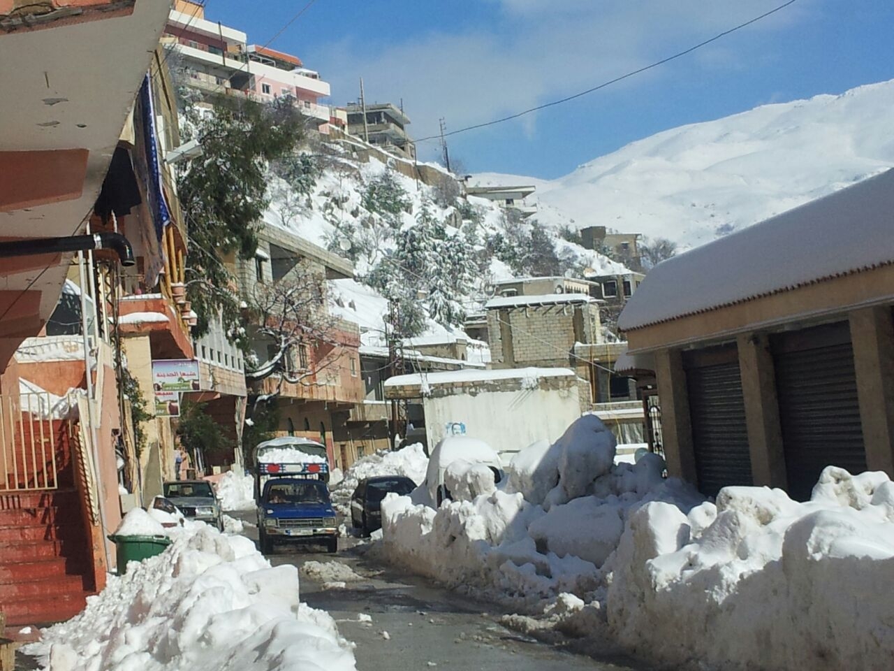 تراكم الثلوج لا تسمح بسير السيارات داخل شوارع بلدة شبعا