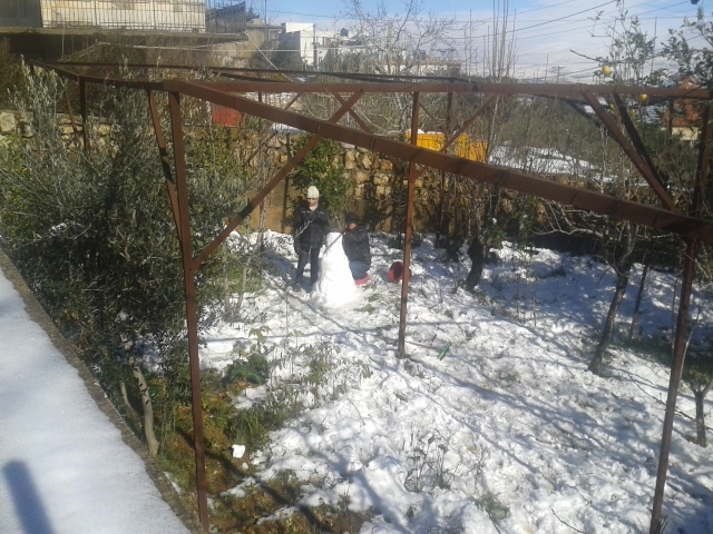 انحسار العاصفة سمح للاطفال باللهو وصنع رجل الثلج