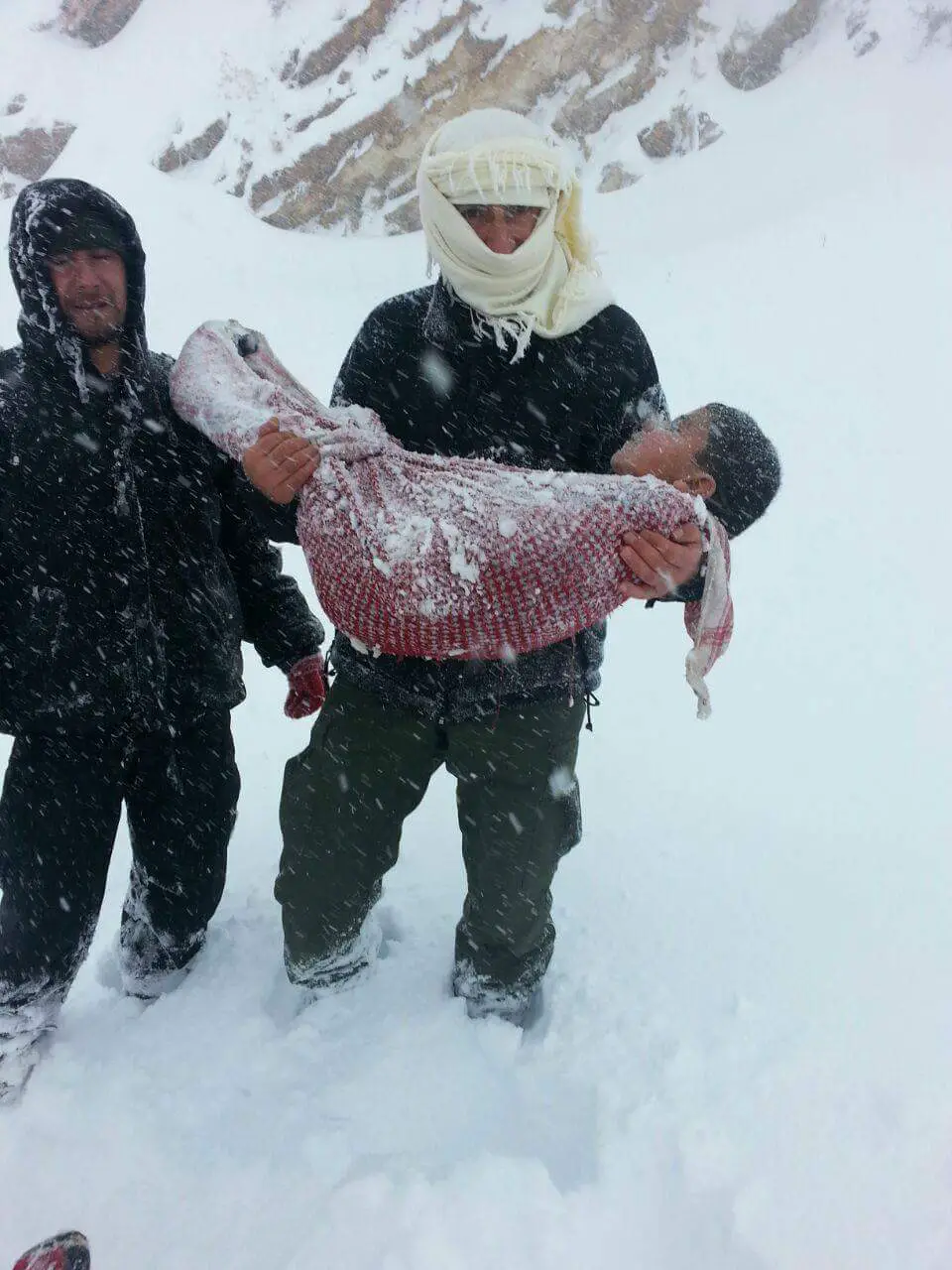 الطفل مجيد بدوي نجل خير، البالغ من العمر 8 سنوات، عثر عليه جثة هامدة عالقاً بين الثلوج