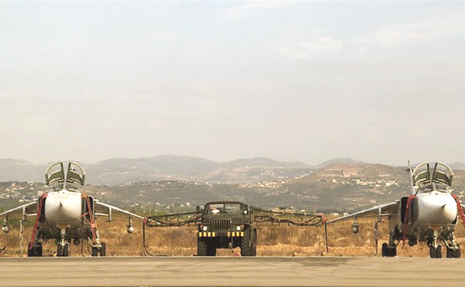 طائرتا «سوخوي» خلال تعبئتهما بالكيروسين في مطار اللاذقية («نوفوستي»)