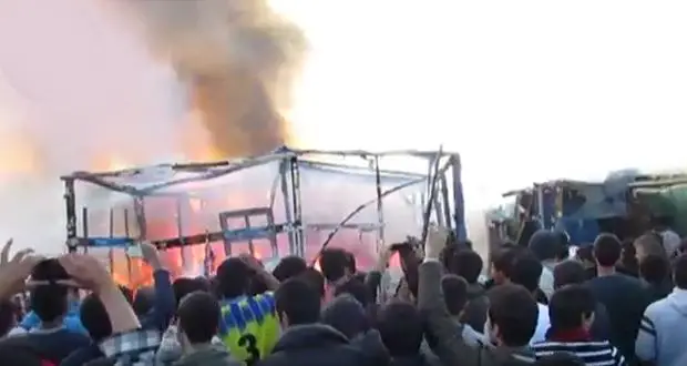 مخيم كاليه الفرنسي للاجئين والنيران مشتعلة فيه