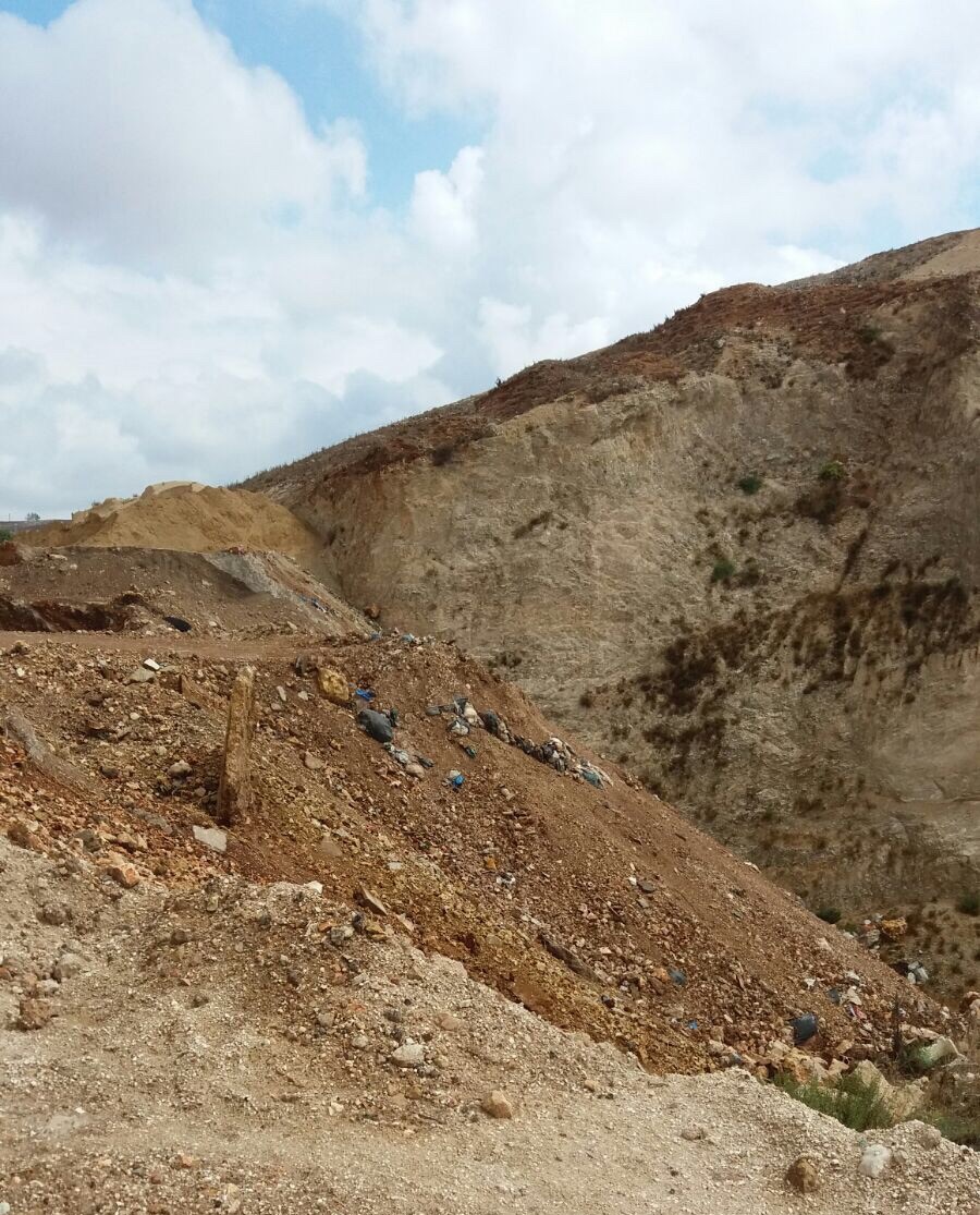 الجورة التي أحدثها أحد أصحاب الكسارات في منطقة مرج الخوخ، خلال فترة الاحتلال، و التي رميت فيها النفايات 
