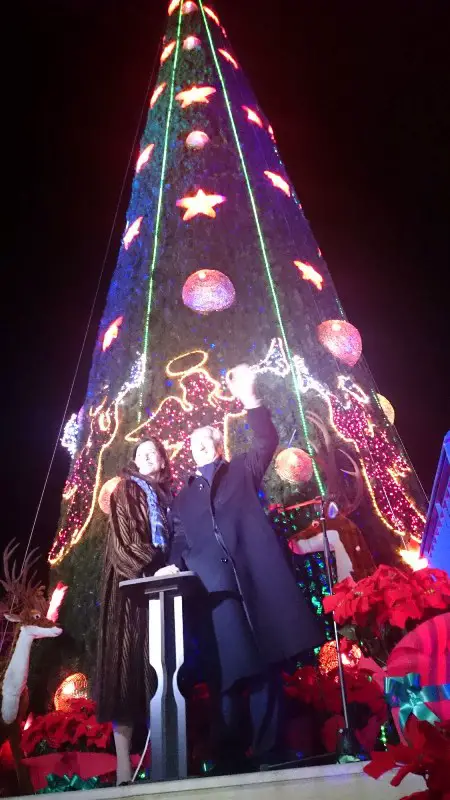 رئيس بلدية جديدة مرجعيون آمال الحوراني وزوجته ريما  أمام شجرة الميلاد على الطريق العام في جديدة مرجعيون