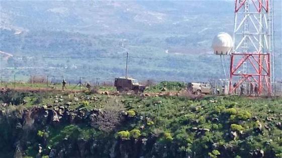 فرق فنية تابعة للاحتلال خلال صيانة عمود الإرسال قبالة المطلة